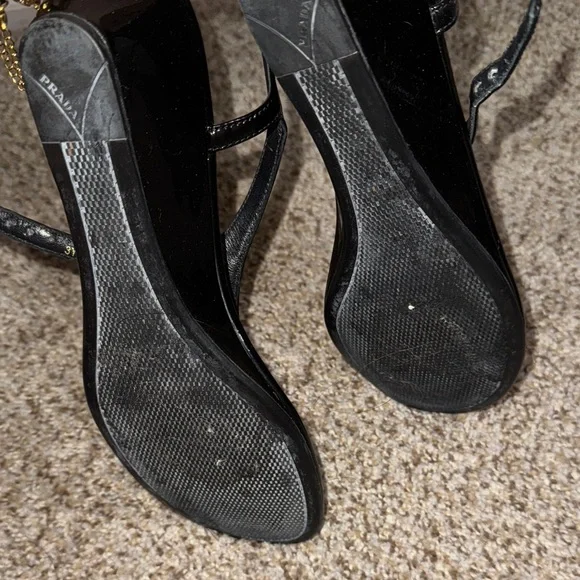 Prada Elegant Black and Cream Sandals - Picture 5 of 7